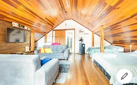 Quarto Chalé aconchegante em Casa da Família Anton próximo ao aeroporto